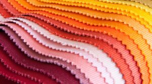 Lee más sobre el artículo El Poder del Color en los Textiles de tu Hogar: Cómo Influir en el Estado de Ánimo y la Decoración